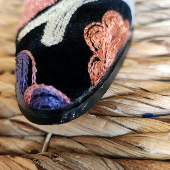 WOMEN'S SUZANI BLACK VELVET HAND EMBROIDERED STATEMENT KNEE BOOTS SIZE 8.5 / 39 - Picture 15 of 16